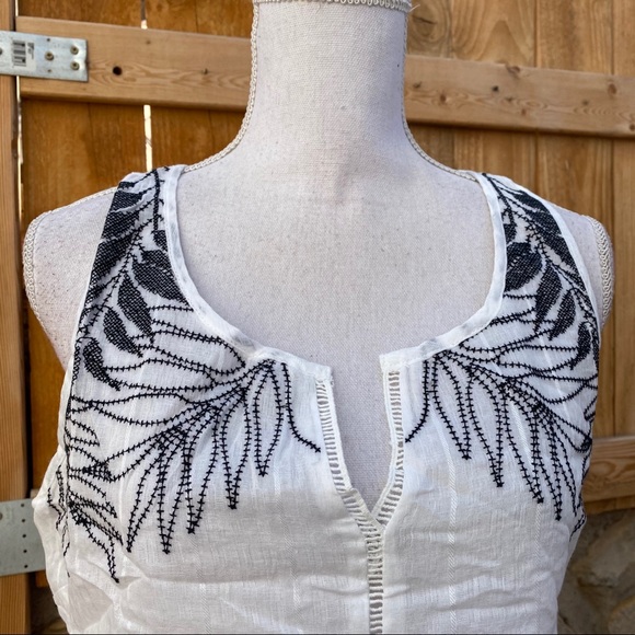 NWT Love Stitch woman's white top black design M - Picture 2 of 10